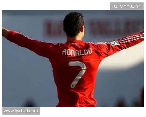 足球明星与女星亲密合影展现魅力瞬间引发粉丝热议